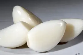 把大蒜贴在脚上这个地方，解决了人人遇到的这个大难题，快试试吧视频封面
