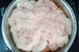 猪肠如何清洗才能干净无异味？大厨教你最快最干净的清洗方法视频封面