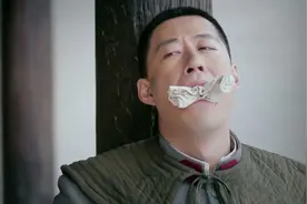 男子被绑着柱子上，他为了脱身，假可怜哄骗美女让她把自己放出来视频封面
