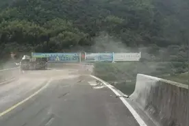 水泥车撞断桥护栏坠河，司机被弹回幸存视频封面