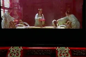 贵妃娘娘沐浴有专门的丫鬟伺候，洗澡水还得撒花瓣，太享受了视频封面