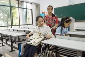 陈苗苗台州学院新生报到视频封面