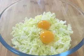 大白菜新吃法，不炒不煮不凉拌，加2个鸡蛋这样做，一大盘吃不够视频封面