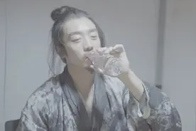 郑恺演戏时用真酒，幕后亲自示范：真喝酒与假喝酒的表情区别！视频封面