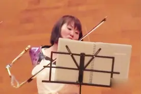 没有手臂的美女用假肢演奏小提琴感动日本视频封面