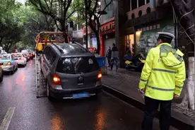 路边乱打双闪停车，后果到底有严重？再这么停车，12分都不够扣！视频封面