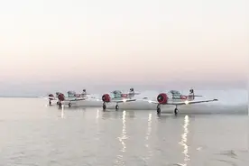 国外花式飞机表演！踏浪而行！飞机轮子距离水面只有4毫米视频封面