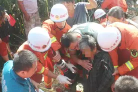 河南商丘：六旬农妇被卡收割机 12名消防官兵30分钟营救视频封面