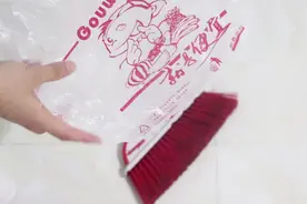 把这个套在扫把上，再也不会有东西缠在扫把上，扫地干净又省心！视频封面