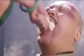 二太太真有一套，一下就把刘大炮治住了，白县长的援兵赶来了