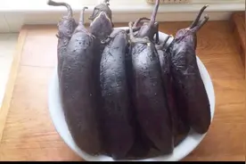 甘肃人学做东北蒜泥腌茄子，一次10斤存放一年都不坏，超级下饭视频封面