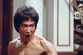 他是唯一击败李小龙的人，在戏中一拳打到了李小龙视频封面