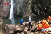 17名驴友受困福州十八重溪 两名受困者跳入瀑布水潭徒步求救视频封面