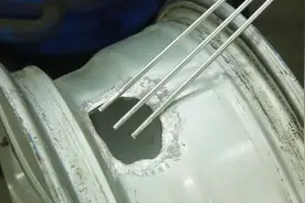 汽车轮毂破了个大洞，师傅的修复方法就是这么直接，3根焊条搞定视频封面