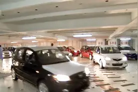 一个下午用30个人就能把1000辆汽车都开上大货车？这些人还真快啊视频封面