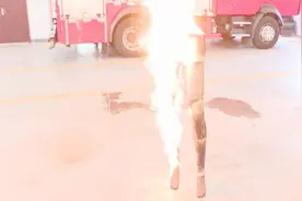 丝袜燃烧易黏连皮肤造成严重烧伤 火场逃生千万要记得脱掉！视频封面