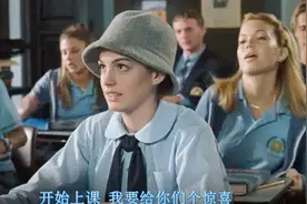 女孩上课戴帽子被同学们打报告，摘下帽子后却意外获得了赞美视频封面