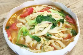 饭店厨师教做西红柿鸡蛋炝锅面，面条劲道有食欲，2分钟详细讲解视频封面