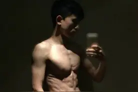张杰晒健身照八块腹肌清晰可见 这些明星也是健身狂魔图片
