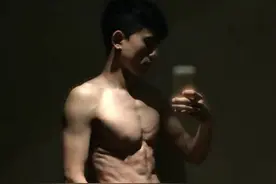 张杰晒健身照八块腹肌清晰可见 这些明星也是健身狂魔图片