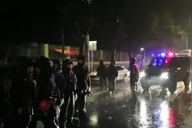 “山竹”过境，逆风武警连夜抢通道路视频封面