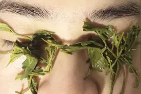 把茶叶敷眼睛上好厉害，解决了好多人的烦恼，要是早点知道就好了