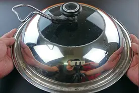 锅盖又油又脏不用怕，不用一滴水和洗洁精，用它擦完就像新的一样视频封面