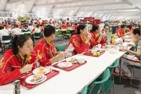 女排伙食和国足相差多大？女排每人120元，国足足足300元视频封面