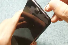 手机底部的降噪孔千万别乱戳，否则手机就坏了，快了解一下视频封面