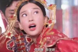 婚礼上女孩不哭，竟然被人用鞭子大哭，看着好疼