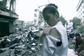 汶川故事：地震来临，刚刚失去男朋友的女医生，撕自己的衣服救人视频封面