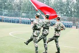 大学生军训时，哪些教官都是什么兵？离开校园这么多年才知道！视频封面