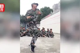 大一工科男军训跳《极乐净土》妖娆舞姿惊艳全场视频封面