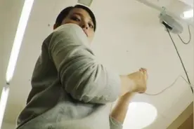 小伙一觉醒来，发现自己被困在女友的手机里，看到了女友的秘密！视频封面