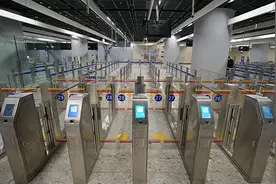 广深港高铁香港段即将通车 记者体验西九龙站“一地两检”通关过程视频封面