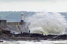 电线擦火花、冰雹砰砰砸地、地铁站漏水……，强风暴猛袭英国视频封面