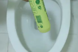 每天往马桶挤一滴洗洁精，上厕所就是一种享受，现在知道还不晚视频封面