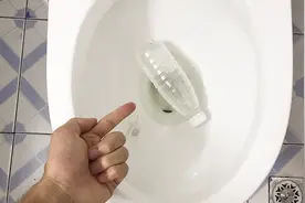 马桶里放了一个矿泉水瓶，真的实用，你还在为刷马桶烦恼吗？视频封面