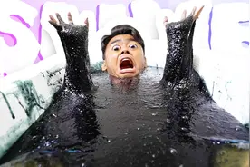 小哥在黑泥里面泡澡，还玩了起来！网友：千万不要让他妈妈看到！视频封面