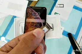 土豪大哥买了一部苹果XSMAX不知道怎么装双卡，店员小伙来交你视频封面