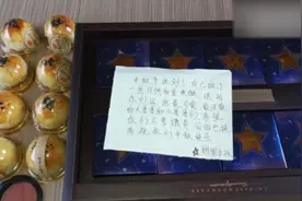 暖心礼物，女孩亲手做月饼送执勤民警视频封面
