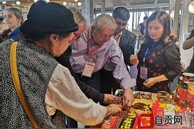 自贡冷吃食品让外国诗人赞不绝口 外国诗人走进尖山体验自贡扎染等非遗文化图片