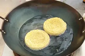 懒人美食：鸡蛋炒方便面！营养美味，做法简单，一大盘不够吃视频封面