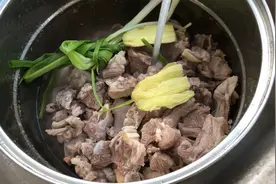 用这个简单配方，炖5斤羊腿肉，肉质酥烂鲜嫩，一锅羊肉汤太好喝视频封面