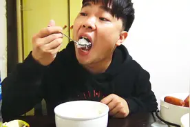 今天收到一位粉丝寄回来的懒人电热饭盒，生米煮成熟饭就这么简单视频封面