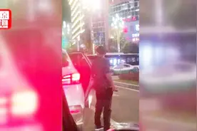 等红灯时当街小便 贵州男子因裸露身体被拘留十日视频封面