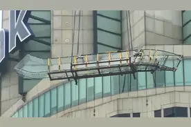 世界上最高的滑梯，建造在300米的高空，就问你敢不敢挑战！视频封面