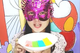 美女吃货吃果冻，面罩小姐姐吃漫威牌子形状的彩色果冻视频封面