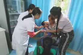这小孩有多大阴影，看到医生要打针，五个人都摁不住视频封面