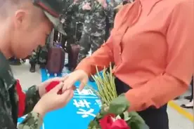 熬过异地就是一生！退伍兵机场求婚女友视频封面